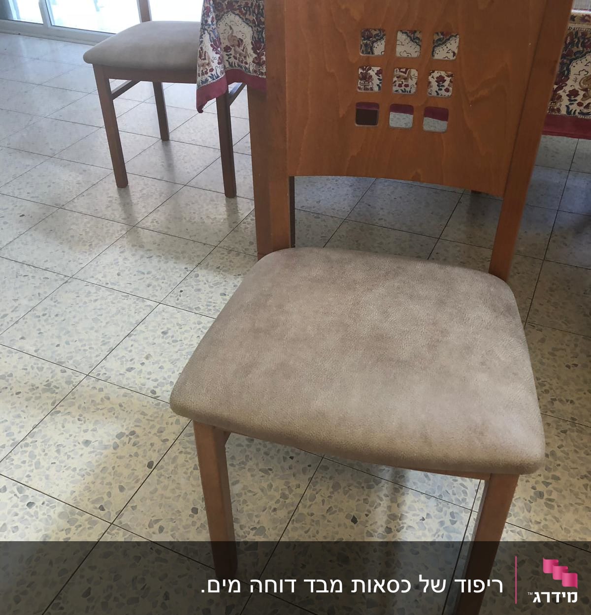 כיסא עץ עם ריפוד בד בצבע בז